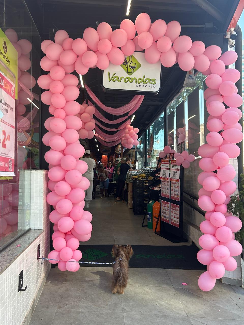 Entrada de um supermercado decorada em rosa para o Dia DARE