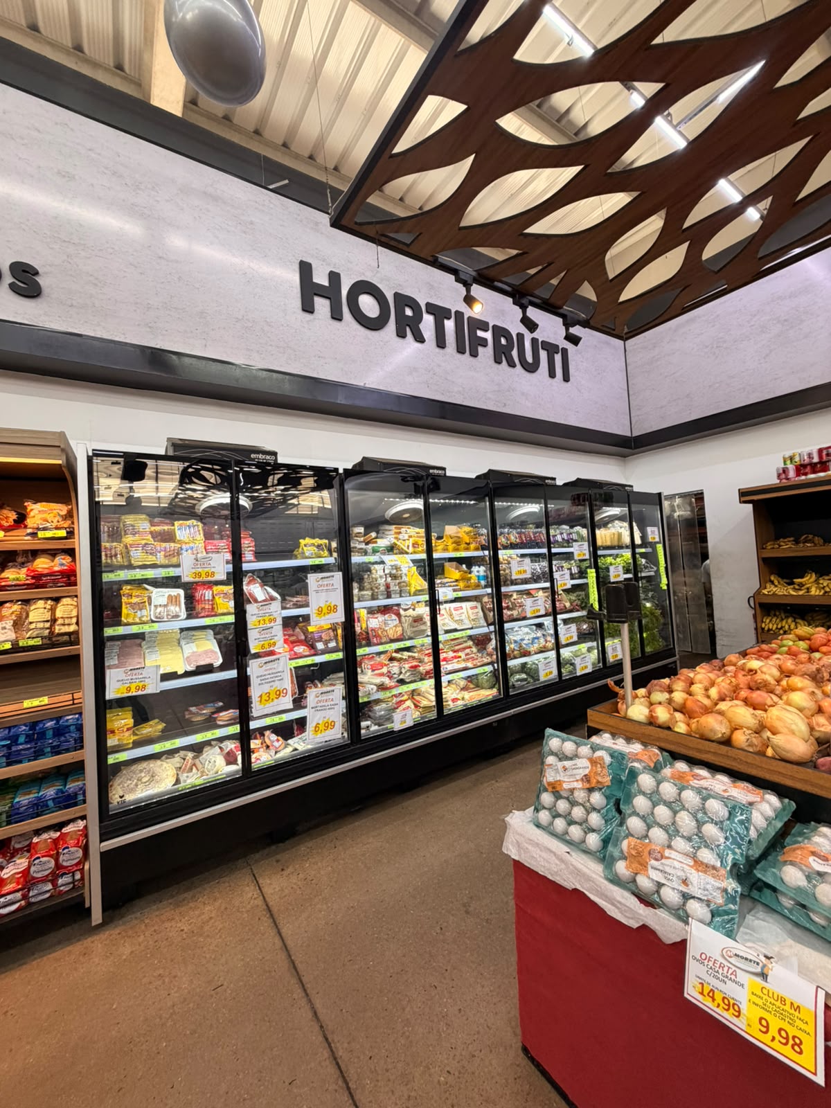 Vitrines refrigeradas no hortifruti do Morete