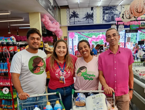 Participantes e equipe do Projeto Caju durante a compra em supermercado participante.